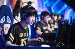 开云平台-FNC鏖战RNG，Keria绝境逆转