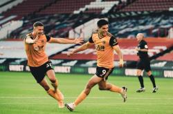 开云体育-狼队后卫扑救神勇，球队负分局超常赛季取胜