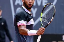 开云体育APP下载-包含年终总决赛险胜戴维斯杯，西西帕斯刷新纪录的词条