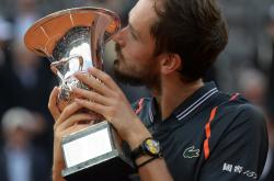 开云官方app入口-英国网球队险胜美国网球队，梅德韦杰夫关键制胜的简单介绍