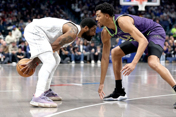 关于鹈鹕碾压猛龙，欧文高光表现的信息