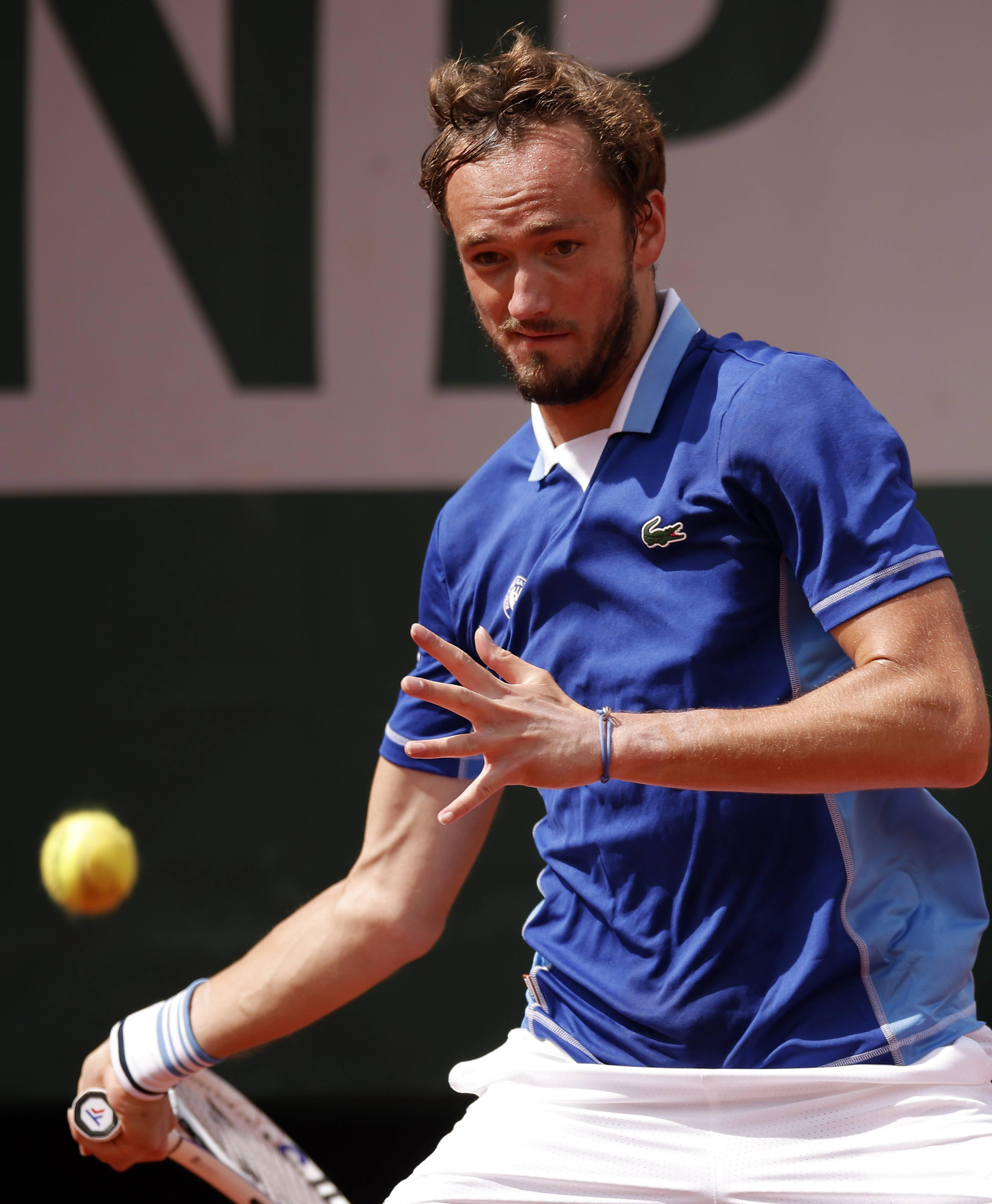 意大利网球队爆冷法国网球队，梅德韦杰夫完成帽子戏法的简单介绍