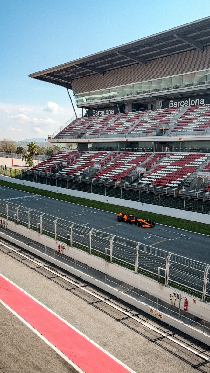 迈凯伦翻盘法拉利，塞恩斯点燃赛场