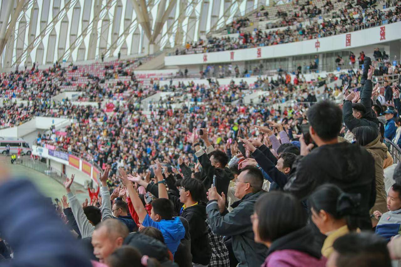 精彩纷呈的足球赛事，球迷热情高涨的简单介绍