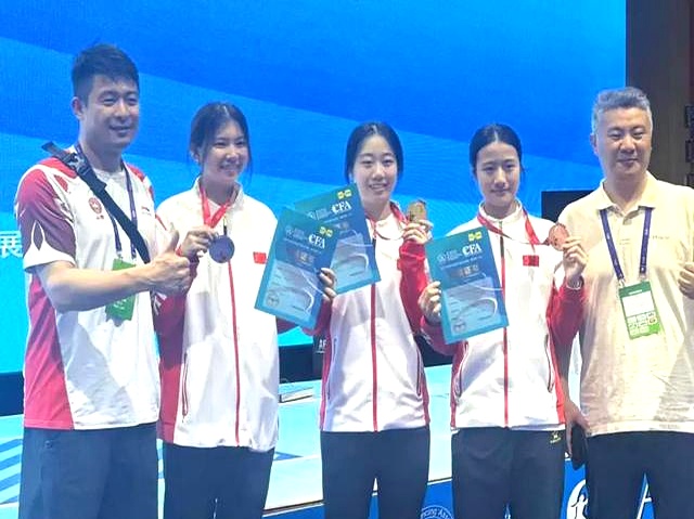 包含中国击剑选手高歌猛进，实力斩获头名的词条