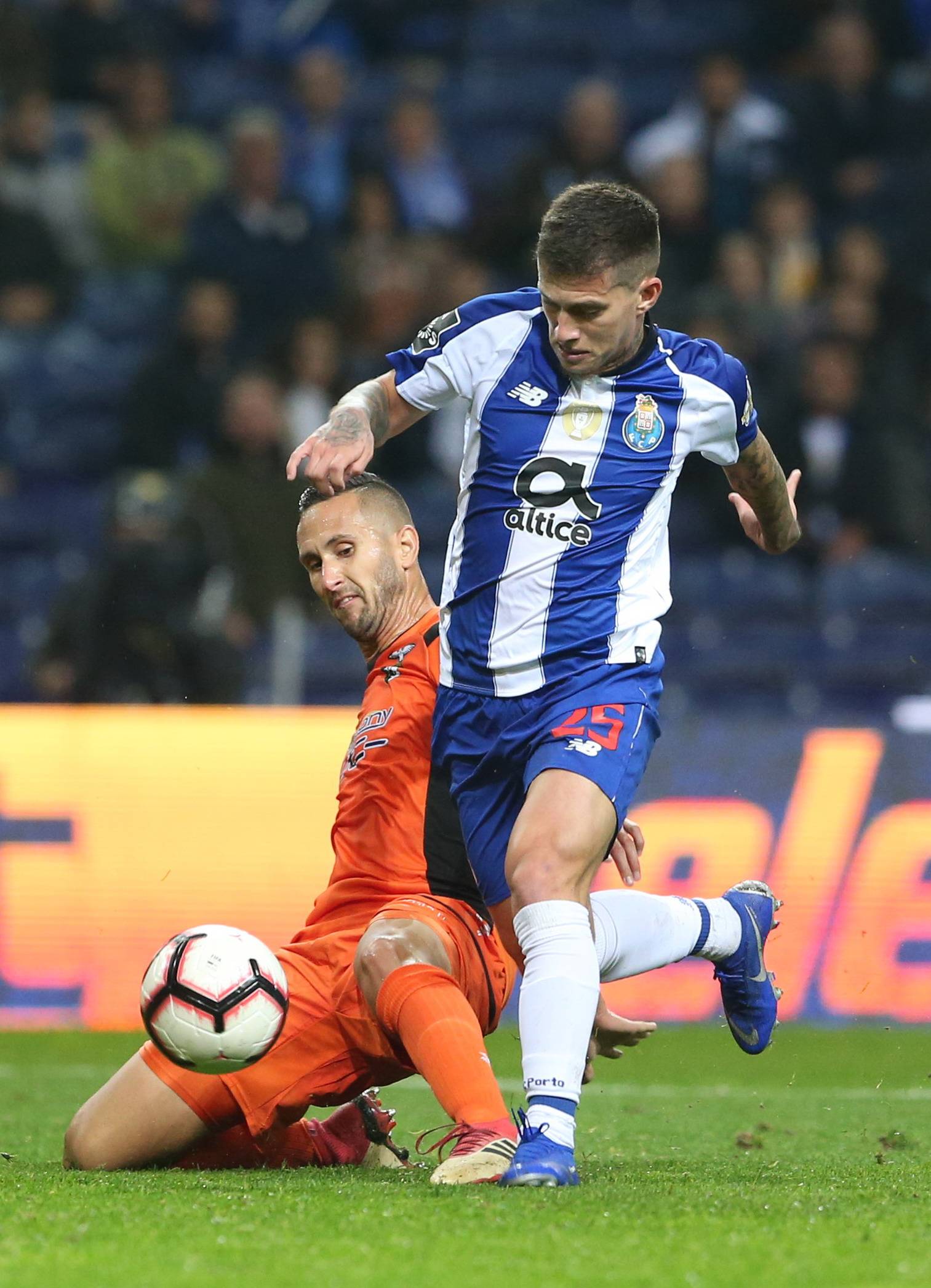 南美球员为争夺冠军展现出色技术