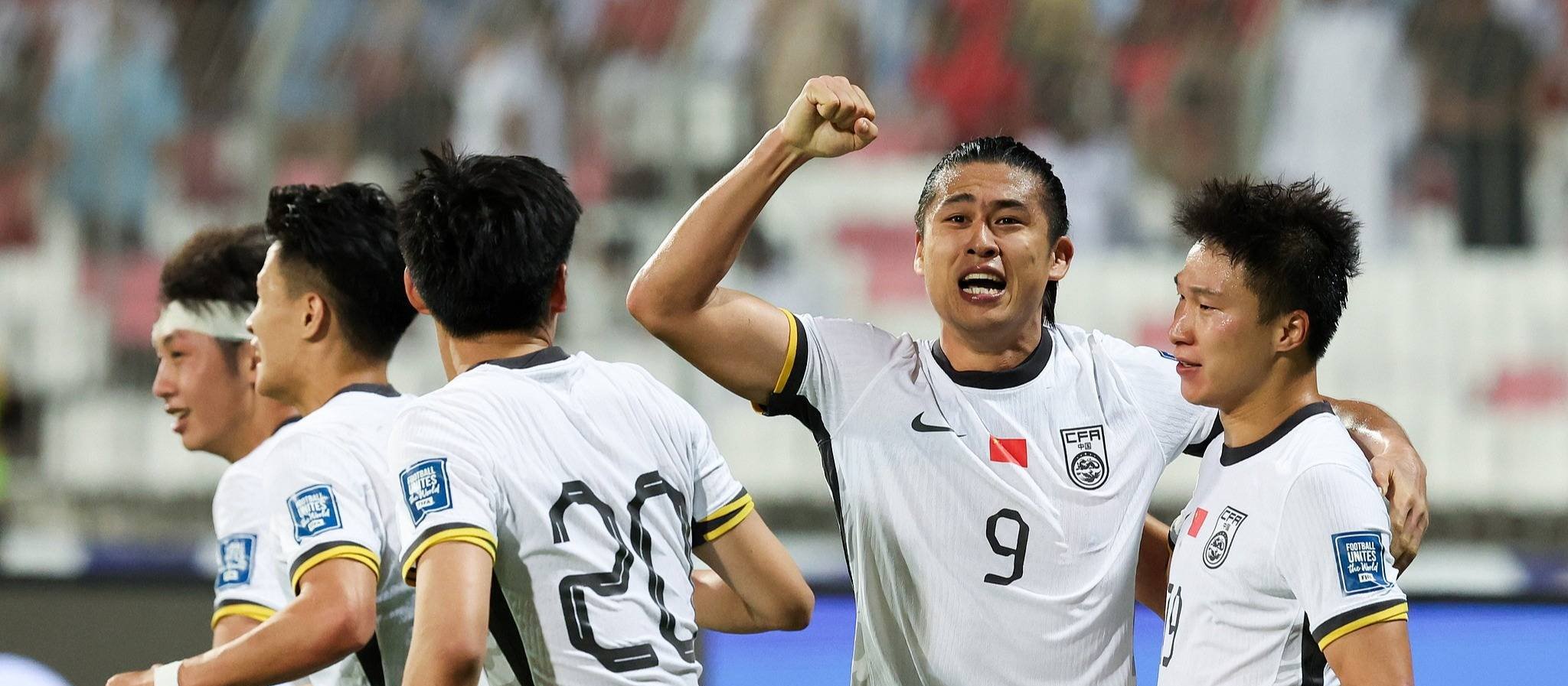 日本队球员忙于备战接下来的比赛