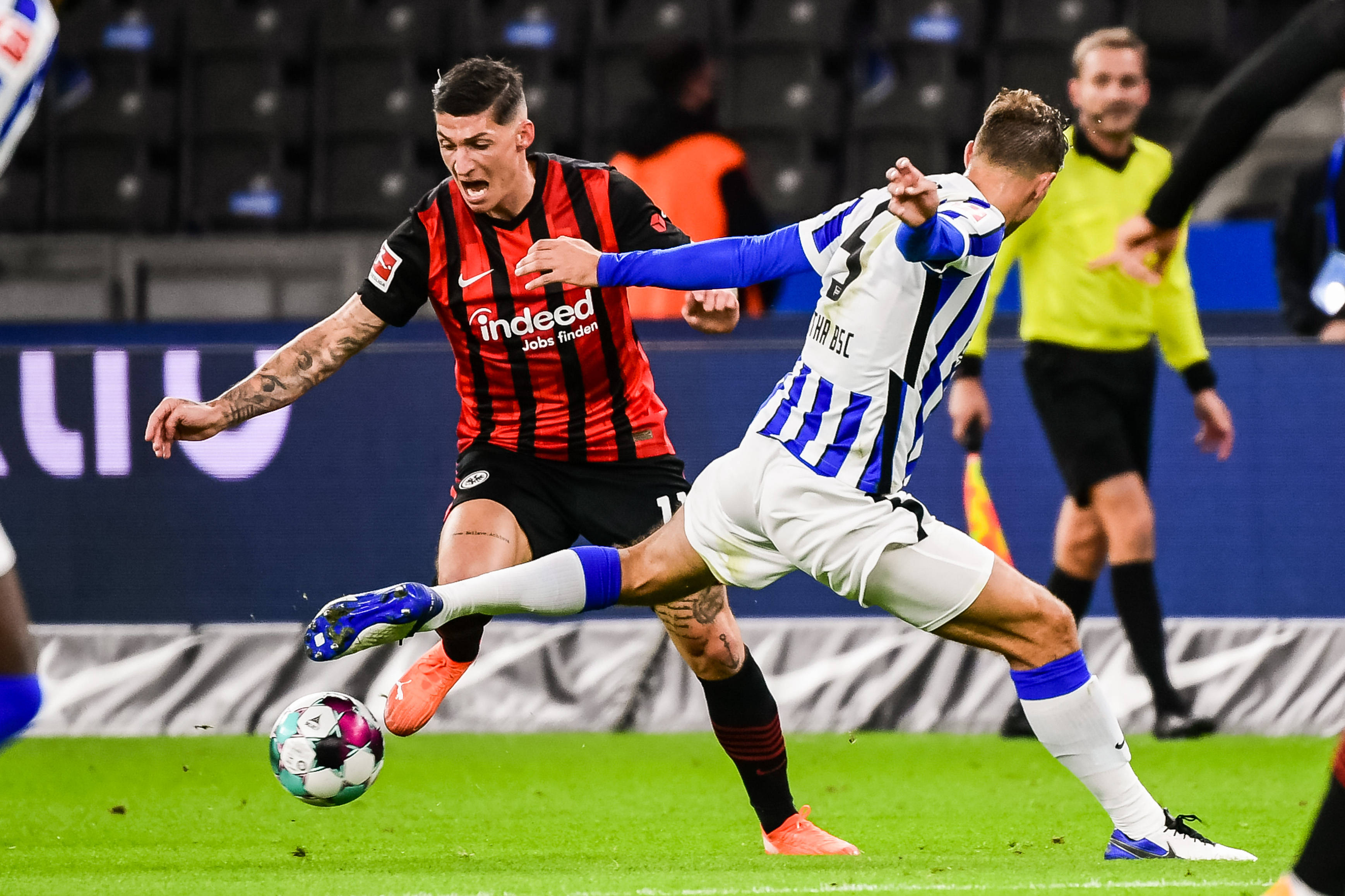 包含法兰克福足球俱乐部在足球场上实力强劲的词条