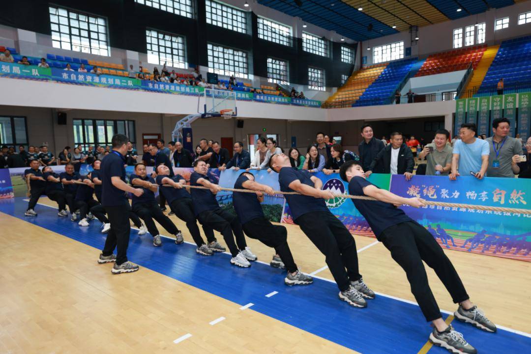 观众热情不减，体育比赛现场气氛热烈