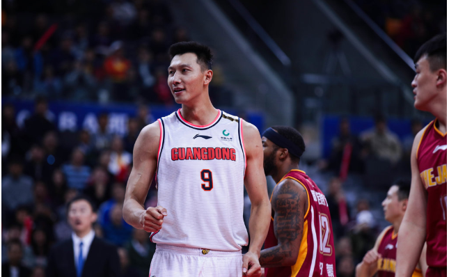 包含广东豪取四连胜，雄厚实力稳居榜首位置的词条