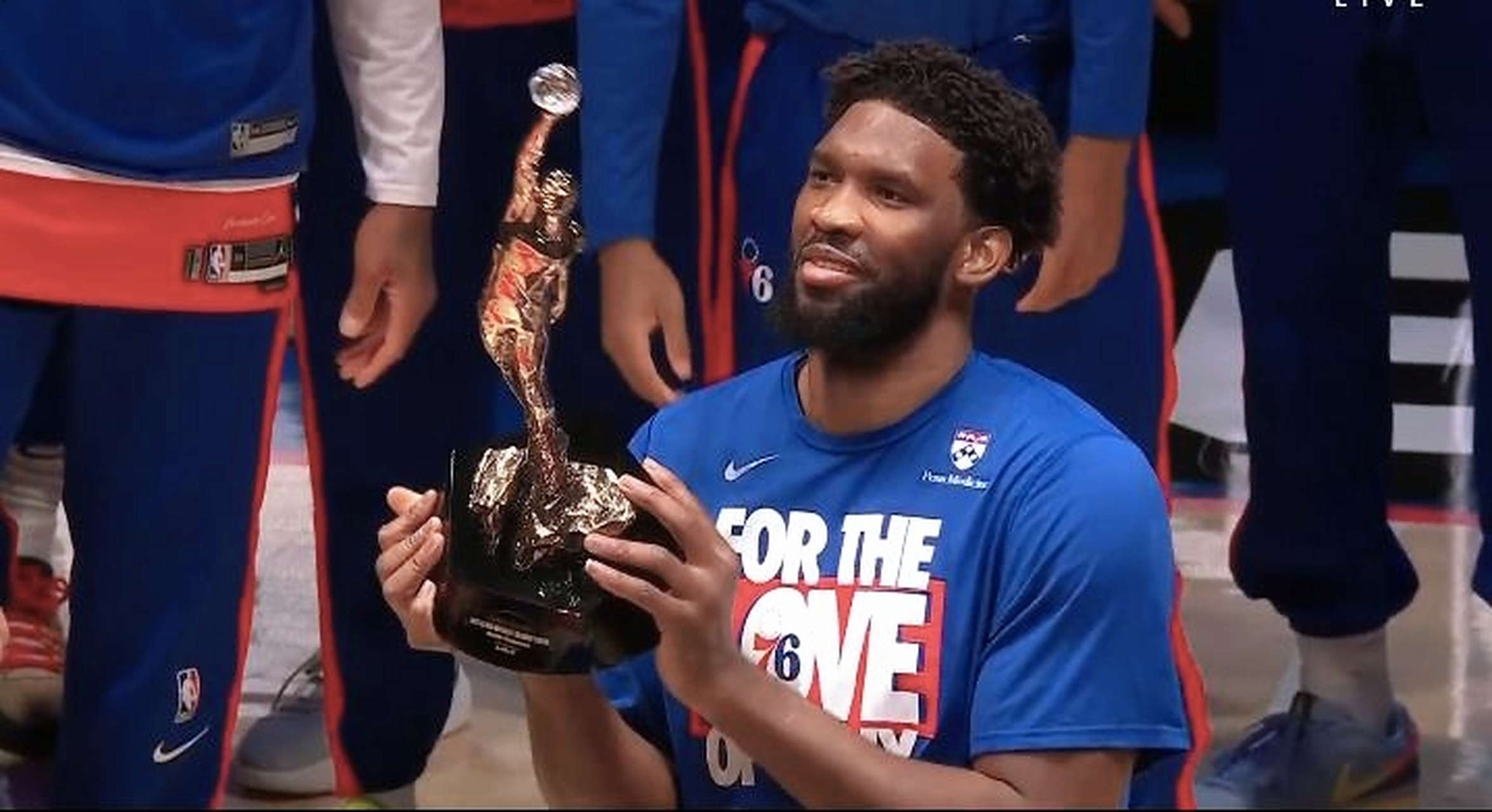 关于球队球员收到年度MVP奖杯的信息 关于球队球员收到年度MVP奖杯的信息