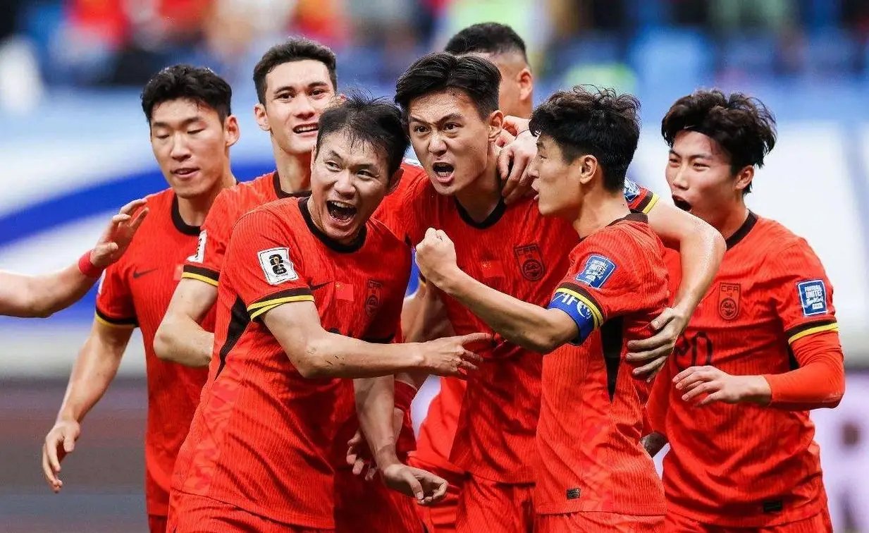 中国足球锦标争夺战携手展开