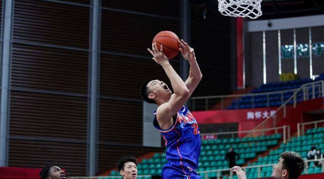 青岛队横扫北京队，克莱刷新纪录