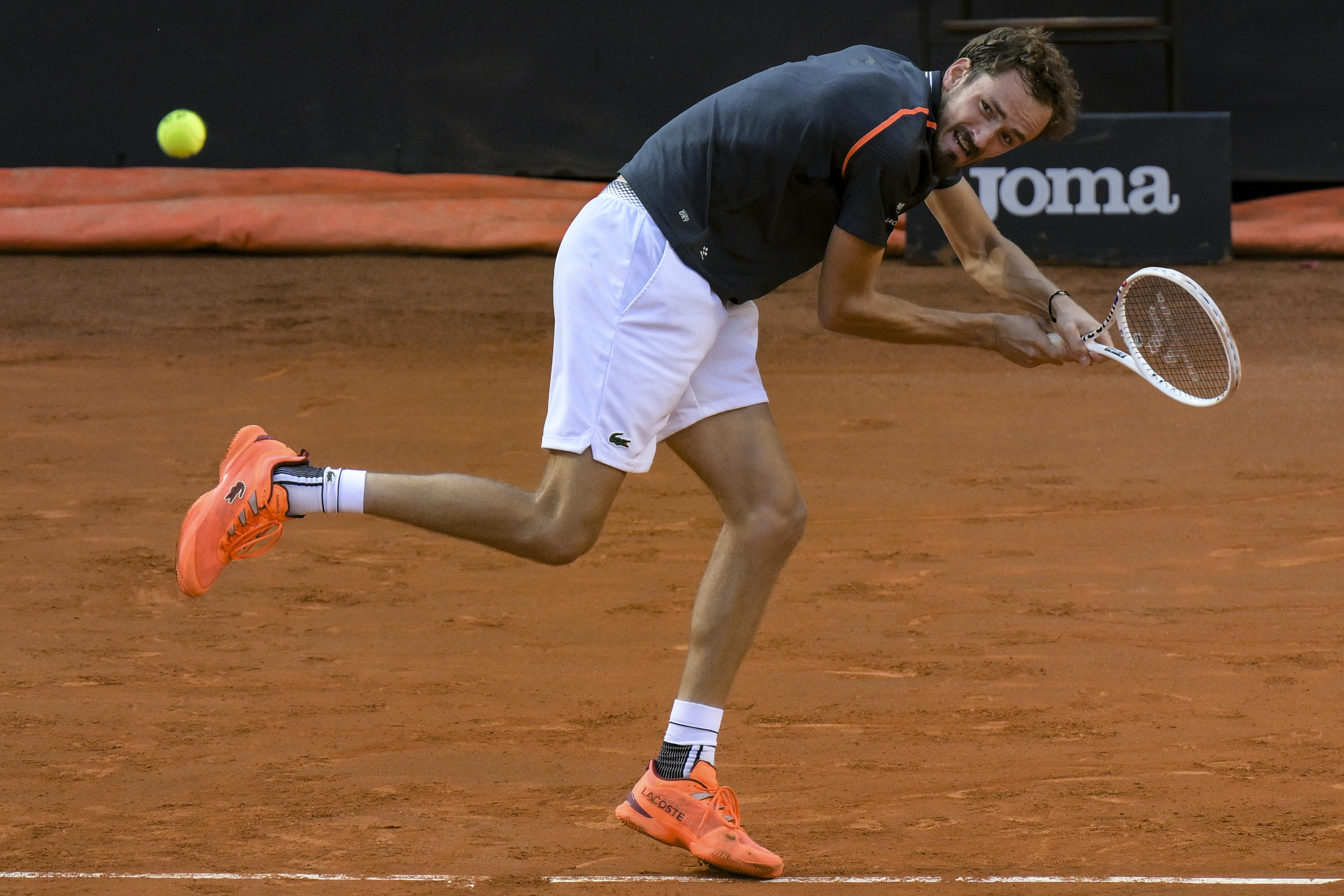 包含意大利网球队力克欧洲网球队，梅德韦杰夫送出助攻的词条